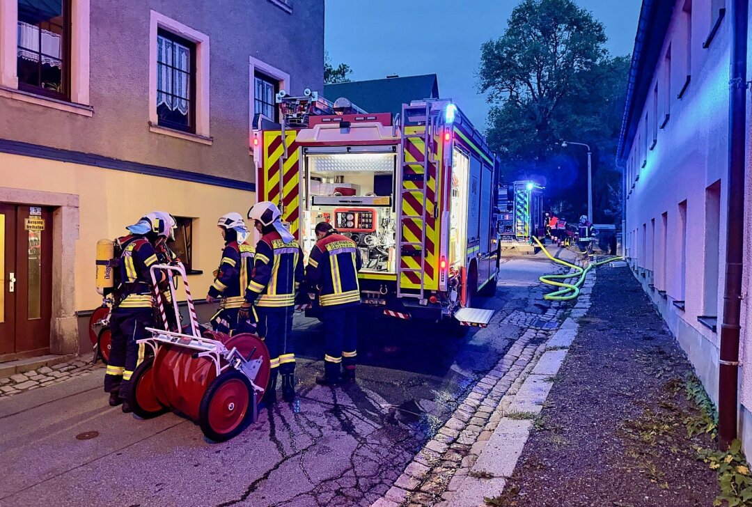 Heimrauchmelder schlägt Alarm: Bewohner von Feuerwehr im Erzgebirge gerettet - Die Feuerwehr rettet den Hausbewohner. Foto: Daniel Unger