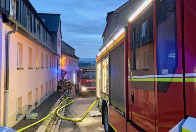 Heimrauchmelder schlägt Alarm: Bewohner von Feuerwehr im Erzgebirge gerettet - Die Feuerwehr rettet den Hausbewohner. Foto: Daniel Unger