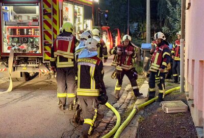 Heimrauchmelder schlägt Alarm: Bewohner von Feuerwehr im Erzgebirge gerettet - Die Feuerwehr rettet den Hausbewohner. Foto: Daniel Unger