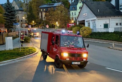 Heimrauchmelder schlägt Alarm: Bewohner von Feuerwehr im Erzgebirge gerettet - Die Feuerwehr rettet den Hausbewohner. Foto: Daniel Unger