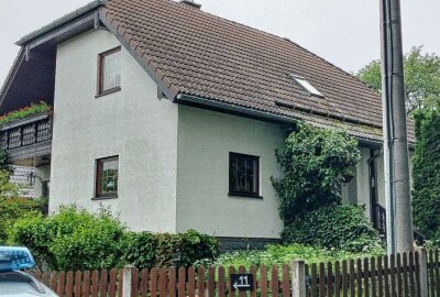 Heimtückischer Familienmord in Tirpersdorf: Haftbefehl wegen dreifachen Mordes erlassen - Das Gericht ging vom Mordmerkmal der Heimtücke aus, da der Beschuldigte seine Mutter und seine beiden Großeltern, mit denen er im selben Haus lebte, im Schlaf überraschte und mit Axtschlägen gegen den Kopf tötete. Foto: xcitepress/Sascha Deß