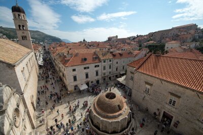 Helfen Eintrittsgelder gegen Massentourismus? - Dubrovnik steht fast schon symbolhaft für die Probleme, die Massentourismus bringen kann: unter anderem wegen der Urlaubermassen, die von den Kreuzfahrtschiffen in die kroatische Hafenstadt strömen.