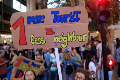 Helfen Eintrittsgelder gegen Massentourismus? - "Ein Tourist mehr = ein Nachbar weniger" steht auf dem Protestschild. Auch auf Mallorca gingen Menschen gegen Massentourismus auf die Straße.