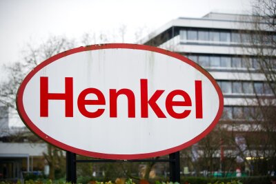 Henkel schließt letztes Werk in Ostdeutschland - Ein Logo der Henkel AG, aufgenommen auf dem Werksgelände in Düsseldorf (Archivbild).