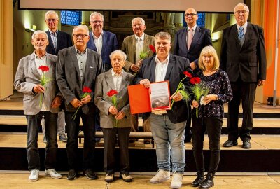 Herausragendes Engagement für Industrie- und Stadtgeschichte - Jürgen Bellmann vom Freiberger Altertumsverein und Prof. Hans-Ferdinand Schramm, Vorstandsvorsitzender der Sparkasse Mittelsachsen, (hinten v. re.) gratulierten der Arbeitsgruppe Stern-Radio zum Andreas-Möller-Geschichtspreis 2024. Foto: Sparkasse Mittelsachsen