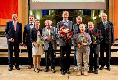 Herausragendes Engagement für Industrie- und Stadtgeschichte - Dr. Rüdiger Wirth, Preisträger des Andreas-Möller-Geschichtspreis 2024, (vorn Mitte) und die Mitglieder der Chronikgruppe zusammen mit Prof. Hans-Ferdinand Schramm, Vorstandsvorsitzender der Sparkasse Mittelsachsen, und Bürgermeister Jens Schmidt aus Augustusburg (hinten v. li.) sowie dem Vorsitzenden des Freiberger Altertumsvereins, Jürgen Bellmann (re.). Foto: Sparkasse Mittelsachsen