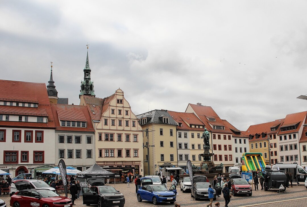 Herbstfest: Freiberg feiert die Feste wie sie fallen - Autohäuser präsentieren sich auf dem Obermarkt. Foto: Renate Fischer