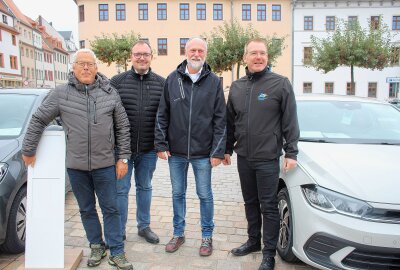 Herbstfest: Freiberg feiert die Feste wie sie fallen - Autohaus Franke-Urgestein Klaus Sinner, Verk.-ltr. Marco Weißbach, Lutz Langkowski und Oberbürgermeister Sven Krüger am Schlossplatz. Foto: Renate Fischer