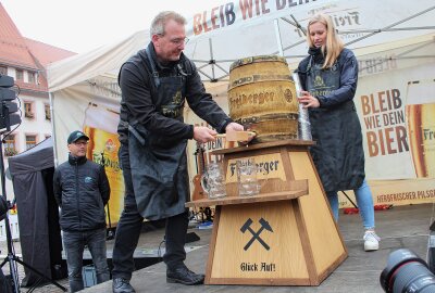 Herbstfest: Freiberg feiert die Feste wie sie fallen - David Bojack-Events und Märkte-Stadt Freiberg- links, Citymanagerin Nicole Schimpke und Oberbürgermeister Sven Krüger v-l.. Foto: Renate Fischer