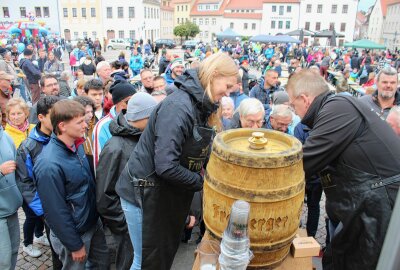 Herbstfest: Freiberg feiert die Feste wie sie fallen - Citymanagerin Nicole Schimpke und Oberbürgermeister Sven Krüger schenken Freibier aus. Foto: Renate Fischer