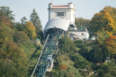 Herbstrevision: Pause bei Dresdner Bergbahnen - Noch bis zum 4. November fährt die Schwebebahn in Dresden nach Plan, bevor sie für die Herbstrevision außer Betrieb genommen wird (Archivbild).