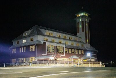 Herbststurm im Erzgebirge: Sturmböen entwurzeln Bäume auf Bundesstraße - Das Sturmtief "Constanze" zieht derzeit über Sachsen. Foto: André März