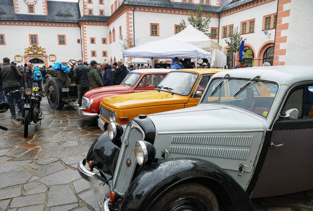 Herbsttreffen lockt 350 Oldtimer auf die Augustusburg - Fahrzeuge vieler unterschiedlicher Marken waren auf dem Schlosshof zu bestaunen. Foto: Andreas Bauer