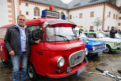 Herbsttreffen lockt 350 Oldtimer auf die Augustusburg - Mit einem Feuerwehr-B1000 war Dieter Herold aus Auerbach gekommen. Foto: Andreas Bauer