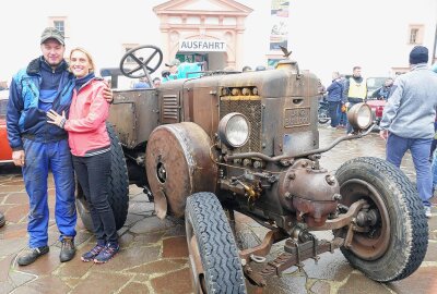 Herbsttreffen lockt 350 Oldtimer auf die Augustusburg - Auf einem Land Bulldog tuckerten Roland und Ina Melzer auf den Schlosshof. Foto: Andreas Bauer