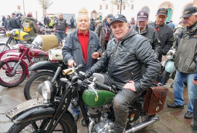 Herbsttreffen lockt 350 Oldtimer auf die Augustusburg - Für Motorrad-Fan Thomas Neubert geht es um den Erhalt der Tradition. Foto: Andreas Bauer