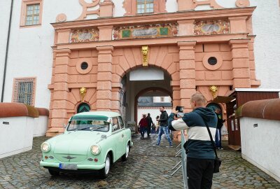 Herbsttreffen lockt 350 Oldtimer auf die Augustusburg - Auch mehrere Trabbis waren vor historischer Kulisse zu erleben. Foto: Andreas Bauer