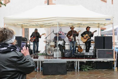 Herbsttreffen lockt 350 Oldtimer auf die Augustusburg - Für musikalische Unterhaltung war ebenfalls gesorgt. Foto: Andreas Bauer