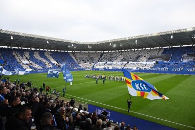 Hertha sorgt für erste Saisonniederlage des KSC - Die Fanlager beider Clubs sind seit Jahren eng befreundet.