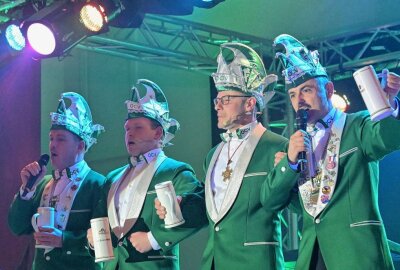 Heute geht's "Zurück in die Zukunft" - zurück ins Marchwitza - Die Oelsnitzer Carnevalsvereinigung hat die Faschingszeit verlängert. Auf die Veranstaltung zum Rosenmontag folgt jetzt die bunte Gala zum 60-jährigen in der Stadthalle in Oelsnitz. Foto: Ralf Wendland