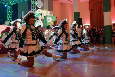 Heute geht's "Zurück in die Zukunft" - zurück ins Marchwitza - Die Oelsnitzer Carnevalsvereinigung hat die Faschingszeit verlängert. Auf die Veranstaltung zum Rosenmontag folgt jetzt die bunte Gala zum 60-jährigen in der Stadthalle in Oelsnitz. Foto: Ralf Wendland