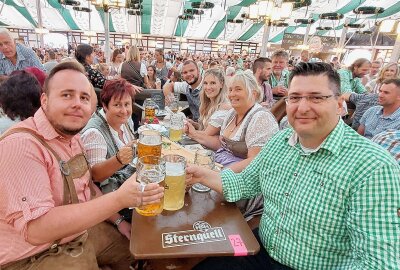 Heute und morgen gibt's noch mehr Sternquell Wiesn in Plauen! - BLICK-Redaktionsleiter Marcus Hansel stößt mit dem Landrat des Vogtlandkreises, Thomas Hennig, an.