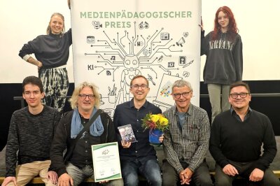 "Heymkehr" -  über das Leben von Stefan Heym: Preisträger des Medienpädagogischen Preises 2024 - Die Chemnitzer Filmwerkstatt wurde für ihren neuen Film "Heymkehr" mit dem Medienpädagogischen Preis 2024 ausgezeichnet. Dieser Film entstand in Zusammenarbeit mit Jugendlichen und jungen Erwachsenen des Fritz Theaters.