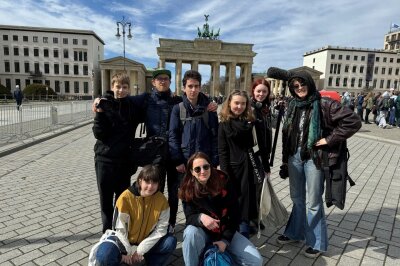 "Heymkehr" -  über das Leben von Stefan Heym: Preisträger des Medienpädagogischen Preises 2024 - Das Team war für den Filmdreh an verschiedenen Orten unterwegs, um Szenen am Alexanderplatz, im Deutschen Bundestag und in Prag zu drehen.