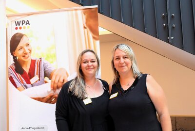 Hier entstehen barrierefreie Wohnungen für ältere Menschen im Erzgebirge - Pflegedienste bieten ihre Leistungen an. Darunter auch Teamleiterin Madeleine Lorenz und Teamkoordinatorin Andrea Lang vom Anna-Pflegedienst. Foto: Ilka Ruck