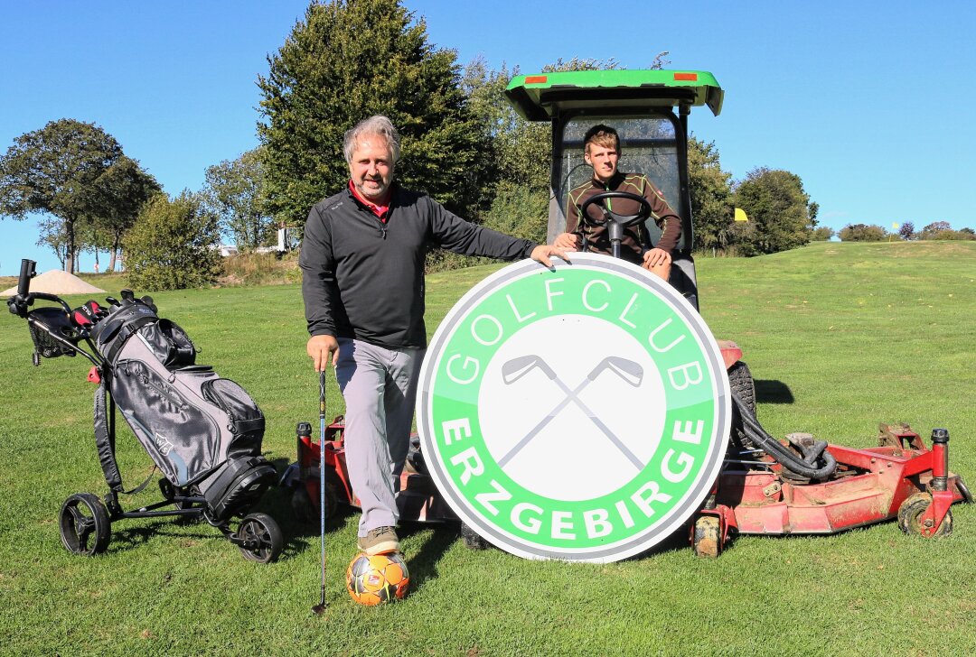 Hier fliegen auch Fußbälle durch die Luft: Golfclub in Mittelsachsen feiert 25-Jähriges Bestehen - Clubchef Rene Schmitt (l.) freut sich mit Greenkeeper Jonny Feistkorn (r.) auf die nächsten Wettbewerbe Foto: Knut Berger