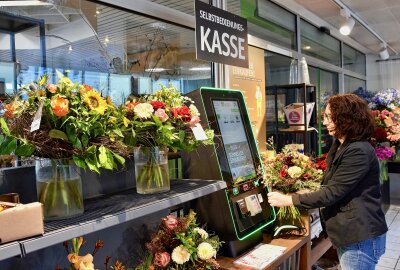 Hier gibt es rund um die Uhr frische Blumen in Chemnitz - Im Gartenfachmarkt Richter wurde jetzt der erste 24/7 Blumenshop eröffnet. Foto: Steffi Hofmann