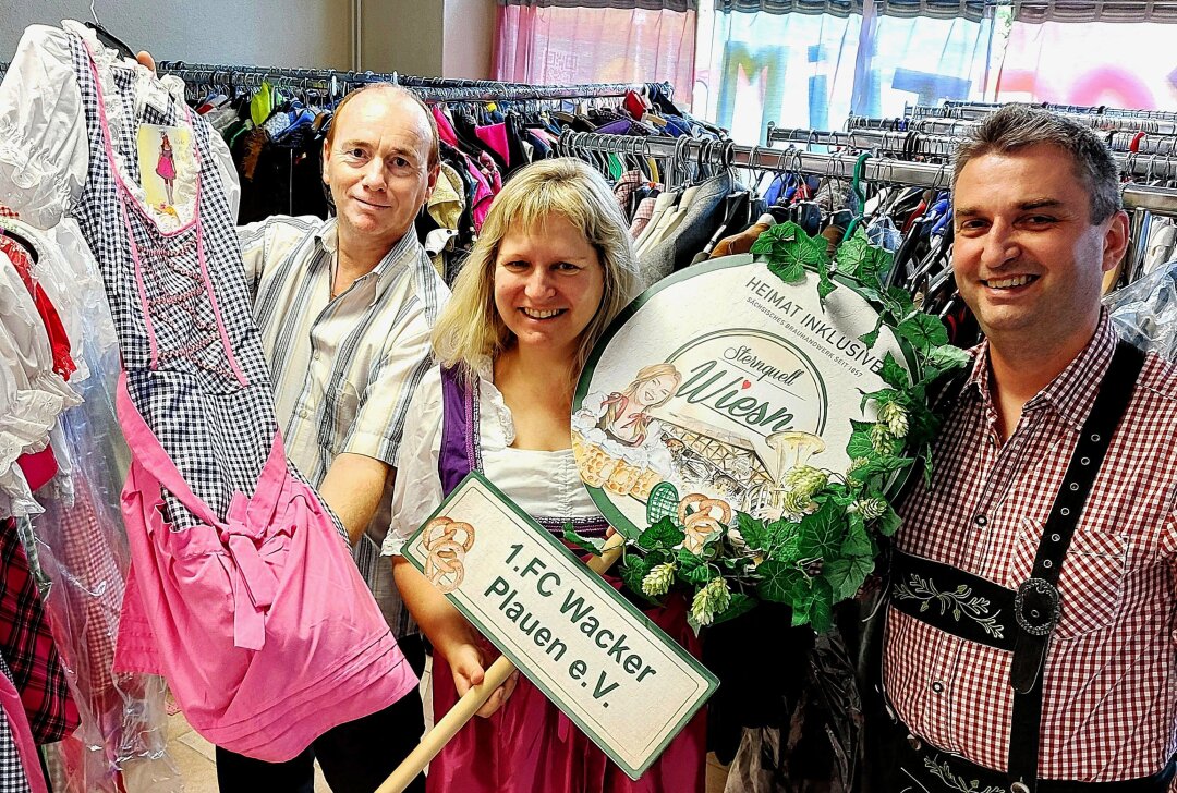 Hier gibts den Stadl-Chic für die Sternquell Wiesn in Plauen - Bei Thomas Particke (links) haben Claudia und René Jahn den Stadl-Chic für die Sternquell Wiesn bekommen. Foto: Karsten Repert