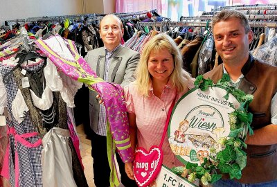 Hier gibts den Stadl-Chic für die Sternquell Wiesn in Plauen - Bei Thomas Particke (links) haben Claudia und René Jahn den Stadl-Chic für die Sternquell Wiesn bekommen. Foto: Karsten Repert