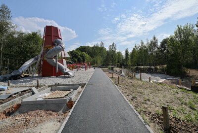 Hier im Erzgebirge entsteht ein hochmoderner neuer Spielplatz - Der Spielplatz am Landesgartenschau-Gelände in Bad Schlema wächst. Foto: Ralf Wendland