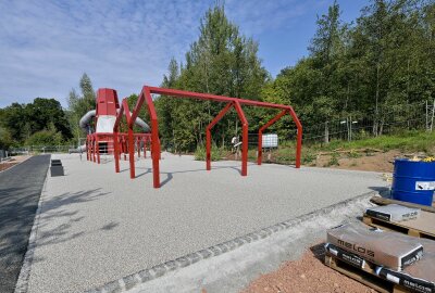 Hier im Erzgebirge entsteht ein hochmoderner neuer Spielplatz - Der Spielplatz am Landesgartenschau-Gelände in Bad Schlema wächst. Foto: Ralf Wendland