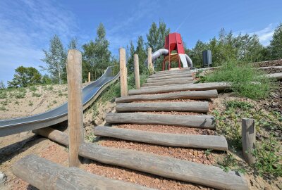 Hier im Erzgebirge entsteht ein hochmoderner neuer Spielplatz - Der Spielplatz am Landesgartenschau-Gelände in Bad Schlema wächst. Foto: Ralf Wendland