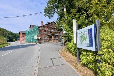 Hier im Erzgebirge entsteht ein hochmoderner neuer Spielplatz - Arbeiten am Bahnhofsgebäude in Bad Schlema laufen. Foto: Ralf Wendland