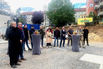 Hier in Plauen entstehen 2.000 Quadratmeter Wohnfläche - Die symbolische Grundsteinlegung war für die AWG ein ganz besonderer Moment. Foto: Pressebüro Repert