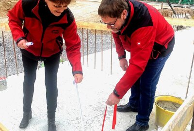 Hier in Plauen entstehen 2.000 Quadratmeter Wohnfläche - Die Vorstandsvorsitzende Carolin Wolf und Vorstand Günter Schneider nahmen in der Krausenstraße die symbolische Grundsteinlegung vor. Foto: Pressebüro Repert