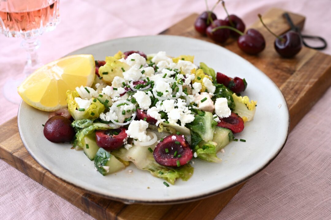 Hier ist Frucht mehr als Deko: Salat mit Kirschen und Feta - Im Sommer-Salat von Food-Bloggerin Julia Uehren spielen Kirschen die Hauptrolle.