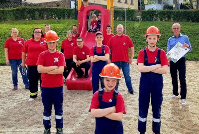 Hier kommt der Nachwuchs mit Helm zur Welt - Die Jugendfeuerwehr Arnsgrün/Eubenberg bekommt Unterstützung von "Sternquell hilft". Der Jury-Vorsitzende Thomas Münzer (rechts) hat die Förderurkunde übergeben. Foto: Sternquell-Brauerei