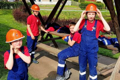 Hier kommt der Nachwuchs mit Helm zur Welt - Die Jugendfeuerwehr Arnsgrün/Eubenberg bekommt Unterstützung von "Sternquell hilft". Foto: Sternquell-Brauerei