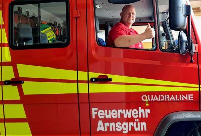 Hier kommt der Nachwuchs mit Helm zur Welt - Die Jugendfeuerwehr Arnsgrün/Eubenberg bekommt Unterstützung von "Sternquell hilft". Foto: Sternquell-Brauerei