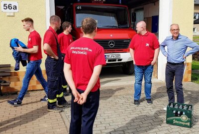 Hier kommt der Nachwuchs mit Helm zur Welt - Die Jugendfeuerwehr Arnsgrün/Eubenberg bekommt Unterstützung von "Sternquell hilft". Foto: Sternquell-Brauerei