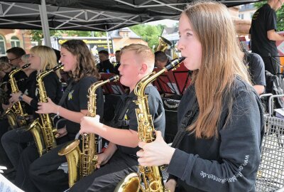 Hier spielt die Musik: Großer Trubel auf dem Oelsnitzer Markt - Zum Auftakt des Kultursommers haben die Oelsnitzer Blasmusikanten gespielt und heute sind am Nachmittag die Musiker der Heinz-Band zu erleben. Foto: Ralf Wendland