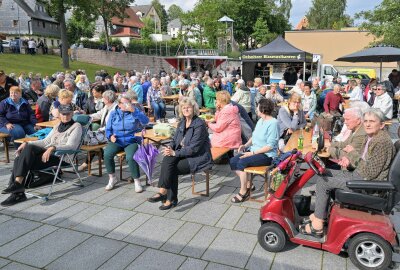 Hier spielt die Musik: Großer Trubel auf dem Oelsnitzer Markt - Zum Auftakt des Kultursommers haben die Oelsnitzer Blasmusikanten gespielt und heute sind am Nachmittag die Musiker der Heinz-Band zu erleben. Foto: Ralf Wendland