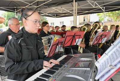 Hier spielt die Musik: Großer Trubel auf dem Oelsnitzer Markt - Zum Auftakt des Kultursommers haben die Oelsnitzer Blasmusikanten gespielt und heute sind am Nachmittag die Musiker der Heinz-Band zu erleben. Foto: Ralf Wendland