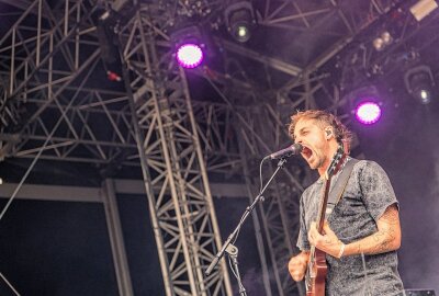 Highfield Festival am Störmthaler See endet dramatisch: Ein Rückblick auf drei unvergessliche Tage - Highfield Festival 2024: Die Band Heisskalt auf der Bühne. Foto: Christian Grube