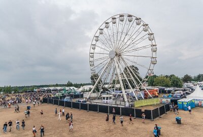 Highfield Festival am Störmthaler See endet dramatisch: Ein Rückblick auf drei unvergessliche Tage - Highfield Festival 2024: Das Riesenrad wurde abgesperrt. Foto: Christian Grube