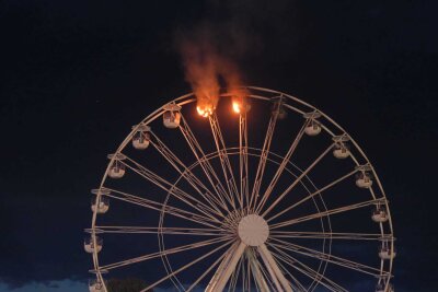 Highfield Festival am Störmthaler See endet dramatisch: Ein Rückblick auf drei unvergessliche Tage - Das Riesenrad auf dem Highfield Festival stand am Samstagabend in Flammen.